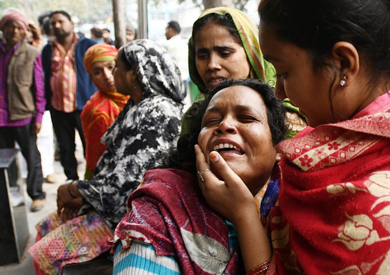 जीटीबी अस्पताल के सामने रोती हुई महिला। दिल्ली हिंसा में इन्होंने अपनों को खो दिया।