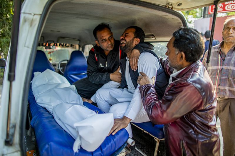 जीटीबी अस्पताल से अपनों का शव ले जाते परिजन।