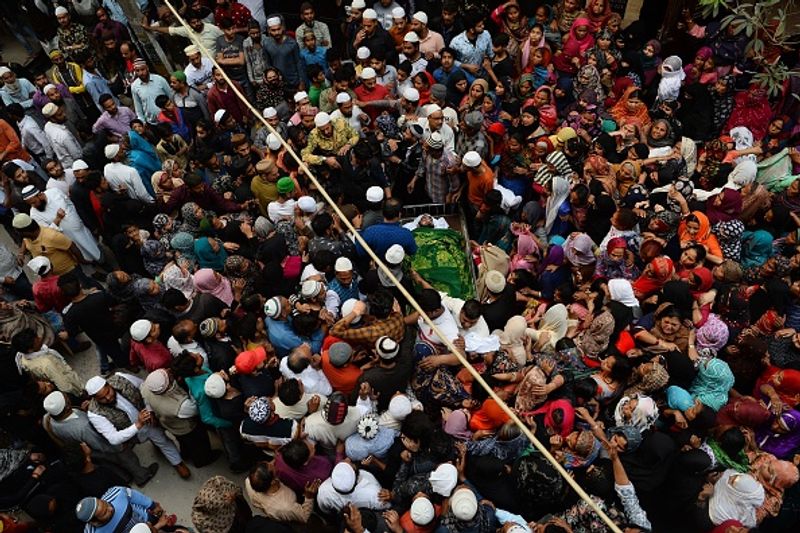 मृतक मोहम्मद मुदस्सिर के शव के आस-पास खड़े परिजन।