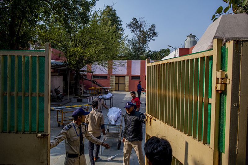 दिल्ली का जीटीबी अस्पताल। जहां शवों के लाने की लाइन लगी है।