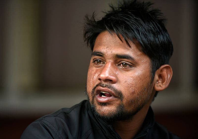 जीटीबी अस्पताल के सामने अपने दोस्त मोहसिन अली के शव का इंतजार करते हुए शहजाद। इसके दोस्त को दिल्ली हिंसा में मार दिया गया।