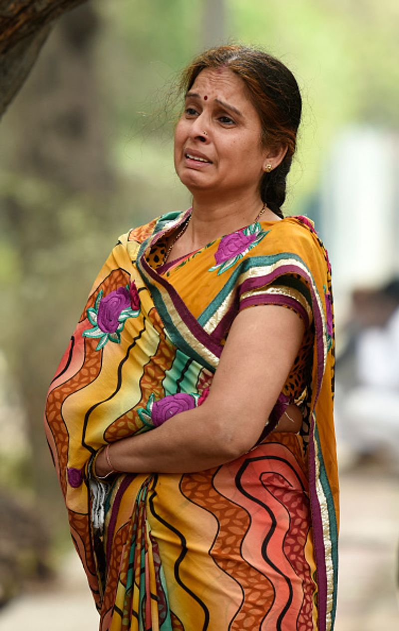 जीटीबी अस्पताल के सामने इन्होंने भी अपने को खो दिया। जीटीबी अस्पताल के सामने शव का इंतजार करते हुए।