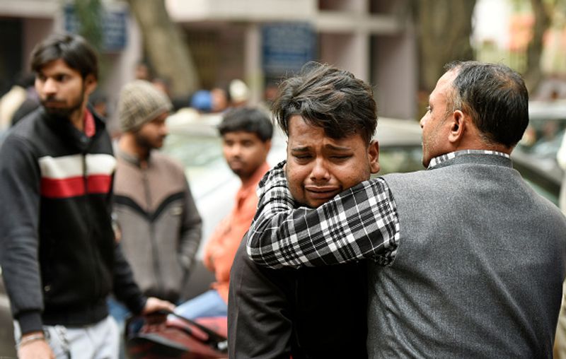 जीटीबी अस्पताल में अपनों को खोने के बाद रोते-बिलखते परिजन।