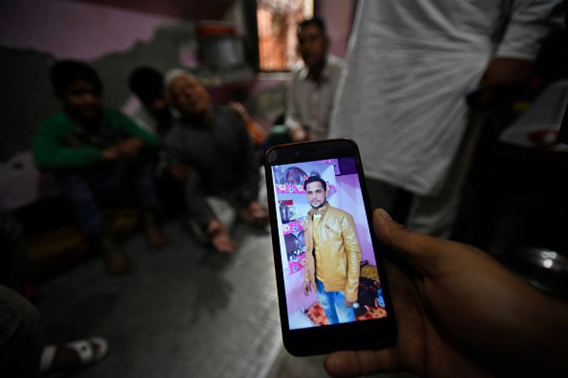 दिल्ली हिंसा में 22 साल के शोएब खान की मौत हो गई। यह उसी की तस्वीर है।