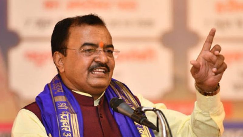 यूपी बोर्ड की दसवीं और बारहवीं कक्षा के नतीजों के आने से पहले ही टॉपर्स के लिए डिप्टी केशव प्रयाद मोर्या ने बड़ी सौगात देने का ऐलान किया। उन्होंने कहा है कि यूपी बोर्ड में दसवीं और बारहवीं में टॉप करने वाले बीस-बीस छात्र-छात्राओं के घर तक सरकार शानदार पक्की सड़क बनाएगी। इसके साथ ही सड़क का नाम भी मेधावी छात्र-छात्राओं के नाम पर रखा जाएगा। इसके साथ ही मेधावी छात्र-छात्राओं को एक लाख रुपये नकद और लैपटॉप भी दिया जाएगा।