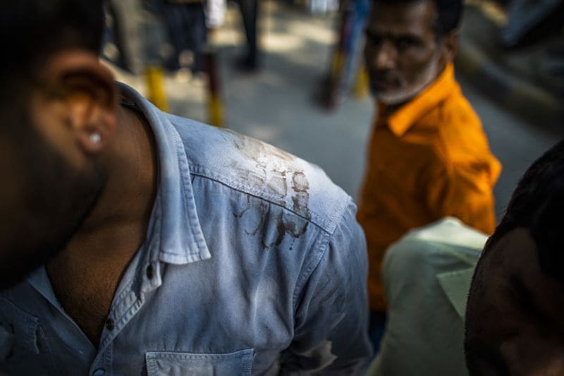 जीटीबी अस्पताल के सामने एक शख्स अपने भाई के डेड बॉडी का इंतजार करते हुए।