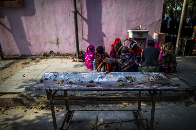 जीटीबी अस्पताल के पोस्टमार्ट रूम के सामने। दिल्ली हिंसा में मारे गए परिजन अपनों के डेड बॉडी को ले जाने के लिए इंतजार में बैठे हुए।