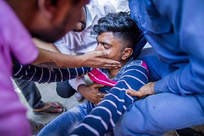 दिल्ली हिंसा में मारे गए लोगों का शव देखने के बाद परिजन का हाल। तस्वीर जीटीबी अस्पताल के सामने की है।