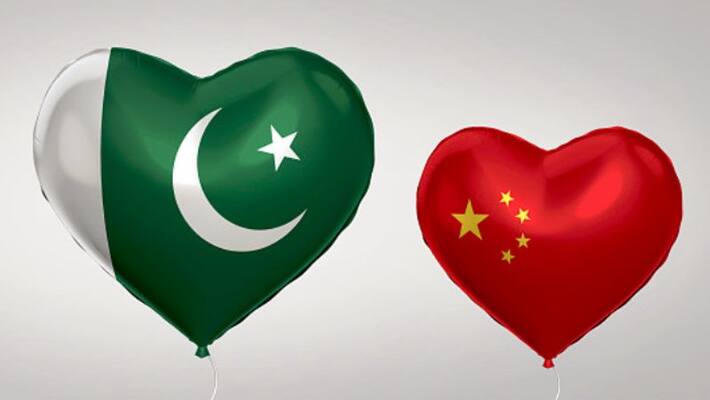 China rescues Pakistan by sending Duck Army to battling Locusts attack China rescues Pakistan by sending Duck Army to battling Locusts attack