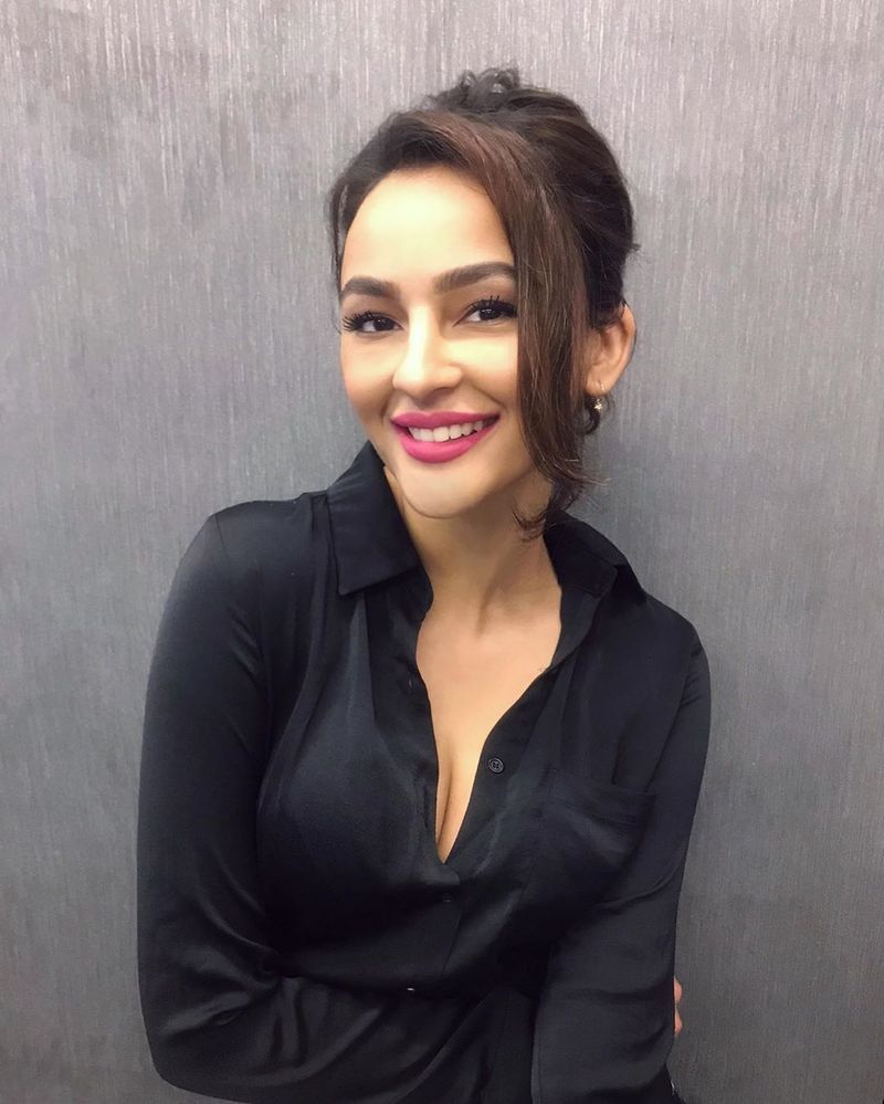 look like amy jackosn actress seerat kapor latest hot photo gallery