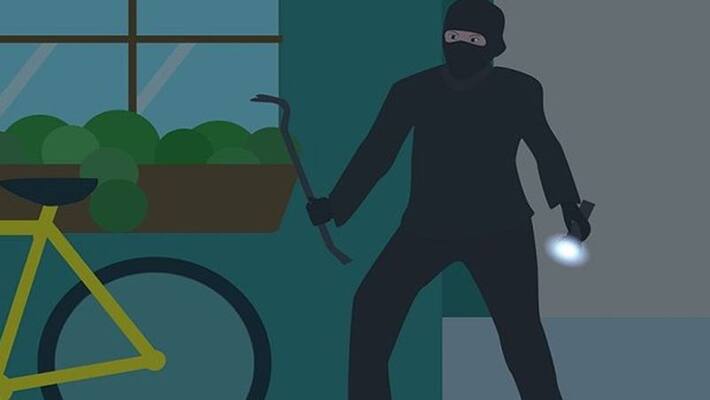 man robbed of two lakh and gold ornaments at knife point in kollam man robbed of two lakh and gold ornaments at knife point in kollam