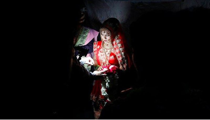 সাবিত্রীর কান্না দেখে ভোদয়ের পাশে এসে দাঁড়ান তাঁর মুসলিম প্রতিবেশীরা। তাঁরাই বরাভয় দেন তাঁকে। তাতেই পরের দিন অর্থাৎ বুধবার ছোট অনুষ্ঠানের মধ্য দিয়ে আইনত বিয়েটা সেড়ে ফেলার সিদ্ধান্ত নেন ভোদয় শর্মা। পাত্রপক্ষও রাজি হয়ে যায়। আর মুসলিম প্রতিবেশীদের উপস্থিতিতেই হয় সাবিত্রীর বিয়ে। বিবাহের পর আবেগ জড়জড় সাবিত্রী জানান, তাঁর মুসলিম ভাইরাই তাঁর বিবাহ দিয়েছেন।