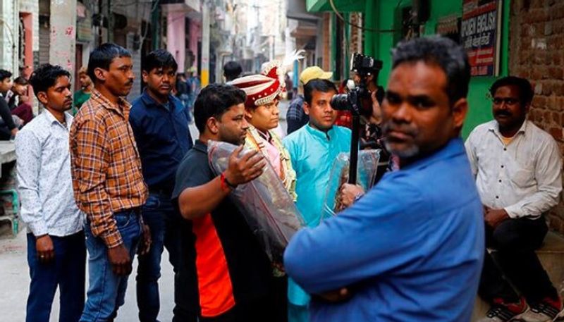 ভোদয় শর্মা জানিয়েছেন, বহুদিন ধরে তাঁরা এই মুসলিম অধ্যূষিত এলাকায় বসবাস করছেন। কোনওদিন কারোর সঙ্গে কারোর ঝামেলা হয়নি। বাড়ি ঘর বাঙচুর যাররা করছে, যারা শত্রুতার পরিবেশ তৈরি করছে তারা সকলেই বহিরাগত বলেই দাবি করেছেন তিনি।