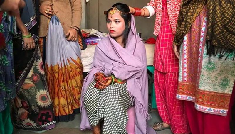 বিয়ে হওয়ার কথা ছিল গত মঙ্গলবার। সোমবার থেকেই বিভিন্ন জায়গা থেকে ঝামেলার খবর পাচ্ছিলেন সাবিত্রী প্রশাদের পরিবার। কিন্তু তাও ২৩ বছরে সাবিত্রী সাজগোজ বন্ধ রাখেনি। গায়ে হলুদ মেখে চান করা, হাতে মেহেন্দি পরা সবই চালু রেখেছিল। ভেবেছিল, পরের দিন আবহাওয়া ঠান্ডা হয়ে যাবে।