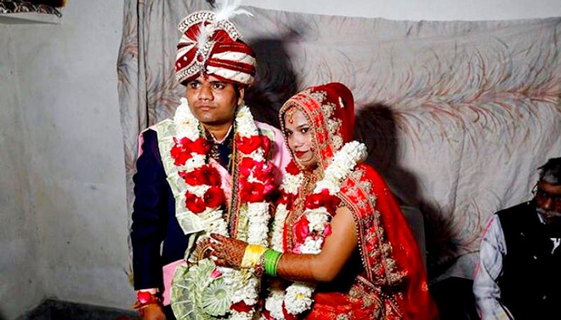বিবাহের পরও সমস্যা ছিল নবদম্পতির শ্বশুড়বাড়ি যাওয়া। সেই ক্ষেত্রেও মুসলিম প্রতিবেশীরাই এগিয়ে আসেন। তাঁরাই সঙ্গে গিয়ে উপদ্রুত এলাকা পার করে দেন সাবিত্রী ও তাঁর স্বামীকে।