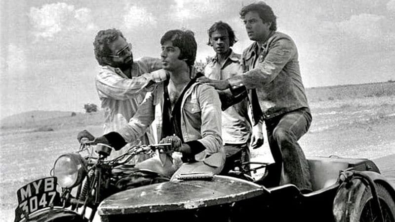 धर्मेंद्र ने फोटो शेयर कर कैप्शन लिखा- "यादें सुनातीं...तस्वीर, इक तस्वीर, कि याद जिसकी यादें दुनिया हो गईं। लव यू दोस्तों।" धर्मेंद्र द्वारा शेयर की गई इस फोटो ने सबका खूब ध्यान खींचा। फोटो पर फैन्स जमकर कमेंट्स कर रहे हैं।