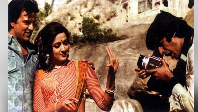 फिल्म शोले 45 साल पहले 15 अगस्त, 1975 को रिलीज हुई थी। फिल्म के डायरेक्टर रमेश सिप्पी है। फिल्म अमिताभ-धर्मेंद्र के अलावा हेमा मालिनी, जया बच्चन, संजीव कुमार और अमजद खान लीड रोल में थे।