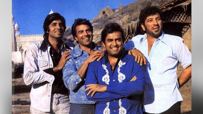 धर्मेंद्र द्वारा शेयर फोटो में देखा जा सकता है कि ये फोटो ये दोस्ती हम नहीं तोड़ेंगे... गाने की शूटिंग के दौरान का है। सीन में जहां रमेश रिप्पी अमिताभ की कॉलर ठीक कर रहे हैं वहीं, धर्मेंद्र बिग बी के कंधे पर हाथ रखकर खड़े नजर आ रहे हैं।