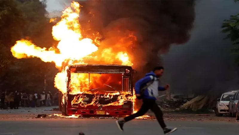 जब हिंसा थमी तो सड़कों पर दिखी सिर्फ जली गाड़िया और जली दुकानें।