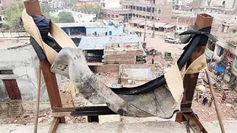 दिल्ली हिंसा भड़काने में जिस हथियार का सबसे ज्यादा इस्तेमाल किया गया, वो है गुलेल। जी हां, दिल्ली में कई घरों से गुलेल मिली है।
