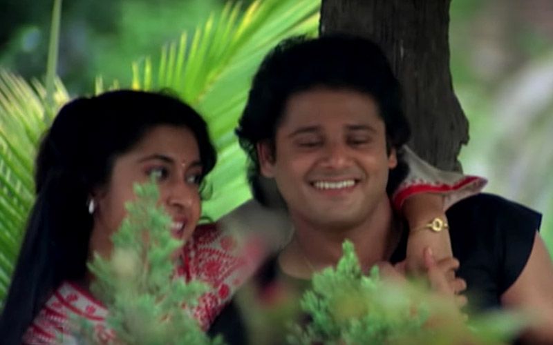 ১৯৯০ সালে সলিল দত্ত পরিচালিত 'আবিষ্কার' ছবিতে শতাব্দী রায়- তাপস পালের অভিনয় নজর কেড়েছিল দর্শকদের।