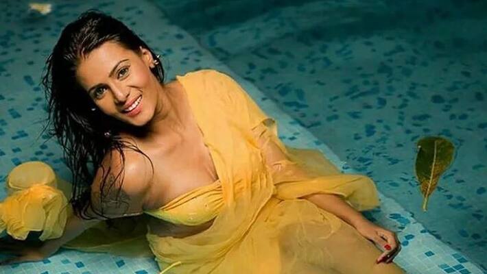 meera mithun bathroom video goes viral meera mithun bathroom video goes viral