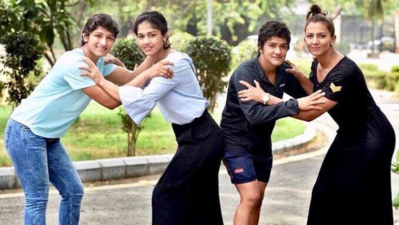 बड़ी बहन गीता ने सबसे पहले इस परंपरा की शुरुआत की थी और राष्ट्रमंडल खेलों में फ्रीस्टाइल पहलवानी में भारत के लिए स्वर्ण पदक जीतने वाली पहली महिला बनी थी।