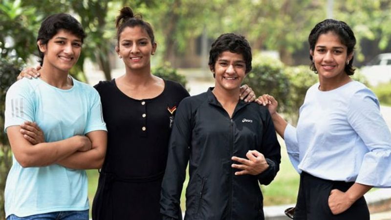 कॉमनवेल्थ गेम्स के अलावा बबीता ने 2012 वर्ल्ड रेसलिंग चैंपियनशिप में कांस्य पदक अपने नाम किया था।