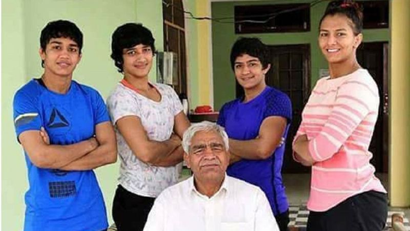 2017 के राष्ट्रमंडल खेलों में फोगाट बहने साथ में मैट पर उतरी थी। हालांकि इसमें बबीता फोगाट शामिल नहीं थी। उनकी जगह चचेरी बहन विनेश फोगाट ने ली थी।