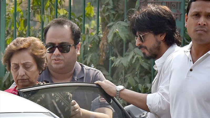 বরুণের সুবিধের জন্য সাহায্যের হাত বাড়িয়ে দেন শাহরুখ খান। নিজে যদিও উপস্থিত থাকেননি বরুণের বিয়েতে।