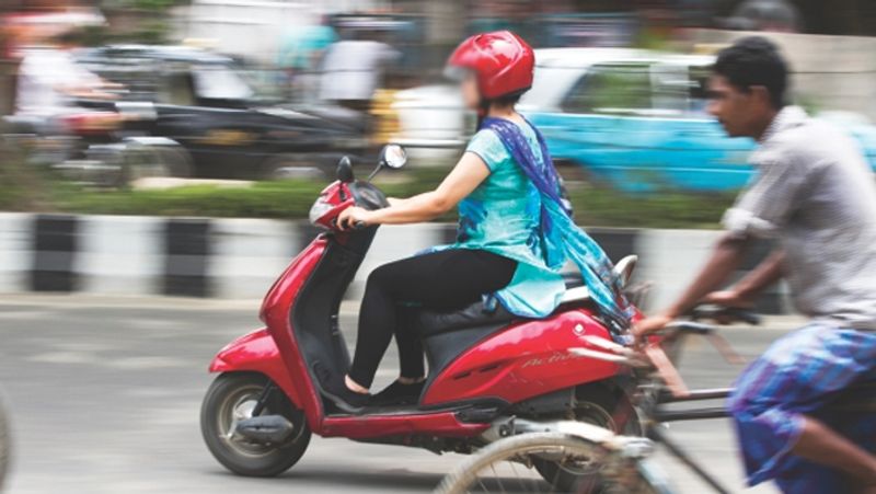 मां ने कहा, 24 फरवरी को वो शाम करीब पांच बजे स्कूटी से फिंगर चिप्स लेने की बात कहकर घर से निकली थी। उसके बाद वापस नहीं लौटी। देर रात तक उसका कुछ पता नहीं चला तो खोजबीन शुरू की। मंगलवार और बुधवार को भी उसकी कोई खबर नहीं मिली। उसका मोबाइल भी बंद था। (प्रतीकात्मक तस्वीर)