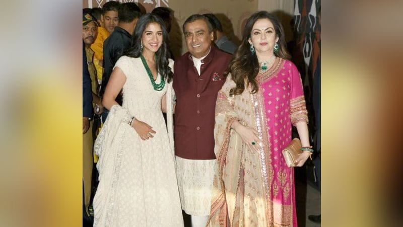 होने वाली ससुर मुकेश अंबानी और सास नीता अंबानी के साथ राधिका मर्चेंट।