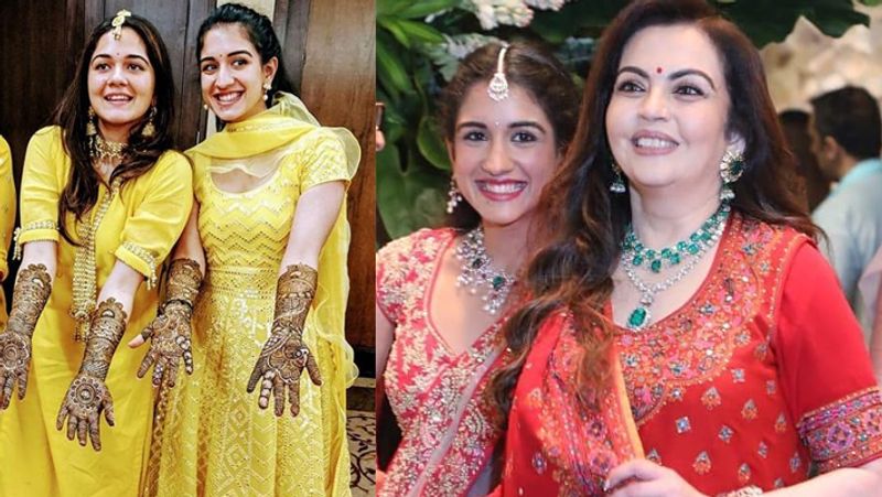 मेहंदी सेरेमनी की सामने आई फोटोज में राधिका यलो कलर का लहंगा पहने बेहद खूबसूरत दिख रही है। उन्होंने अपने दोनों हाथों में मेहंदी लगा रखी है। राधिका बहन अंजली के साथ पोज देती नजर आ रही हैं।