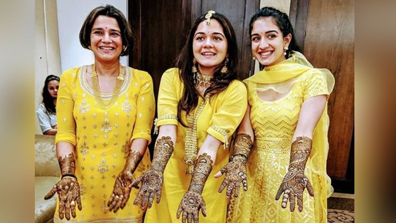बता दें कि राधिका जल्दी ही अंबानी खानदान की बहू बनने वाली है। वे नीता अंबानी के छोटे बेटे अनंत के साथ सात फेरे लेंगी। फिलहाल दोनों की शादी की कोई डेट सामने नहीं आ है।