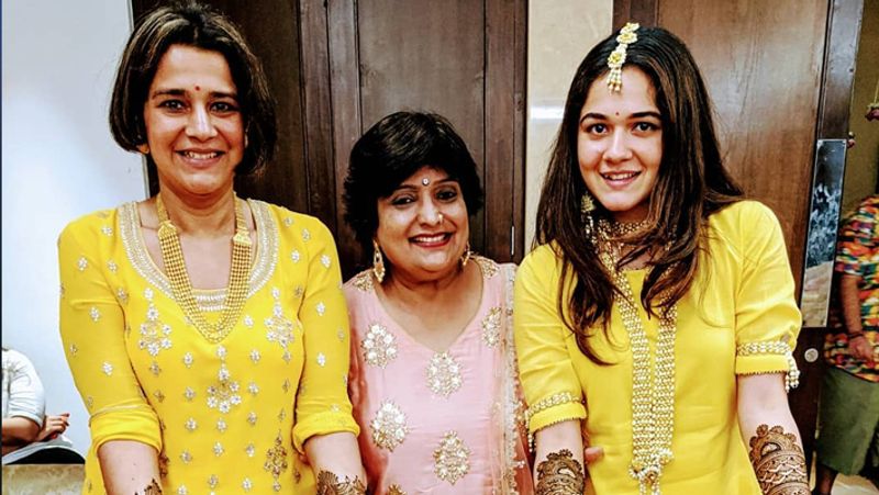 फेमस मेहंदी आर्टिस्ट वीना नागदा और फ्रेंड के साथ राधिका की बहन अंजली।