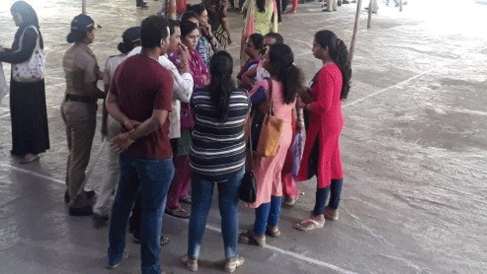 Public Scolded the Degree College Principal at Honnali in Davanagere grg Public Scolded the Degree College Principal at Honnali in Davanagere grg