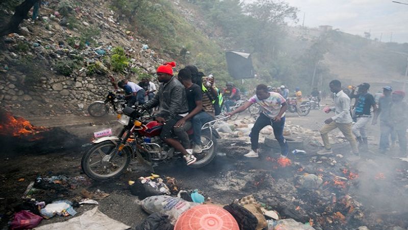 हिंसा भड़कने पर कुछ इस तरह लोग निकलते नजर आए। हर तरफ तबाही का मंजर साफ दिखाई दे रहा है।