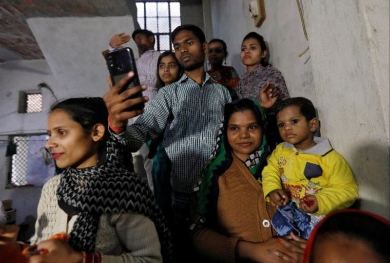 सावित्री के पिता ने बताया कि जब वह अपने घर की छत पर गए तो हर तरफ उन्हें धुएं का गुबार दिखाई दे रहा था। ऐसे में मुस्लिम परिवार ने बहुत मदद की।