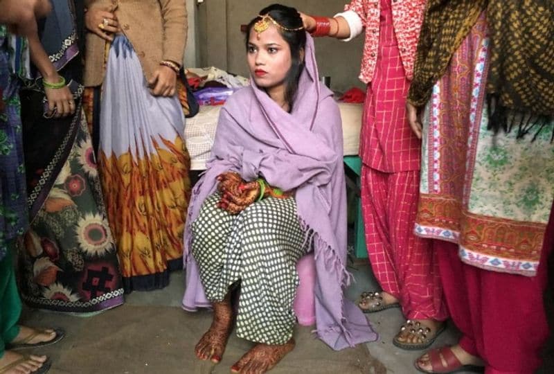 चांदबाग की संकरी गलियों में शादी की सारी रस्में की गईं। दूसरी तरफ मुस्लिम युवक उनकी सुरक्षा में तैनात थे।