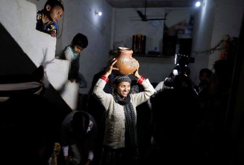 पड़ोस में रहने वाले मुस्लिम युवकों ने पूरे दिन और रात में पहरा दिया। एक तरफ शादी के मंत्र पढ़े जा रहे थे, दूसरी तरफ सीना ताने मुस्लिम भाई दंगाईयों को रोकने के लिए खड़ा था।