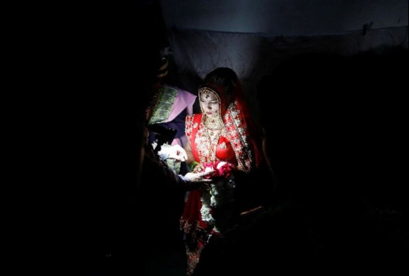 हिंदू परिवार इस कशमश में था कि शादी करे या टाल दी जाए। तब पड़ोस में रहने वाले मुस्लिम परिवार मदद के लिए आगे आया। पड़ोस में रहने वाले मुस्लिम परिवार ने विश्वास दिलाया कि उनकी शादी में कोई दिक्कत नहीं आने देंगे।