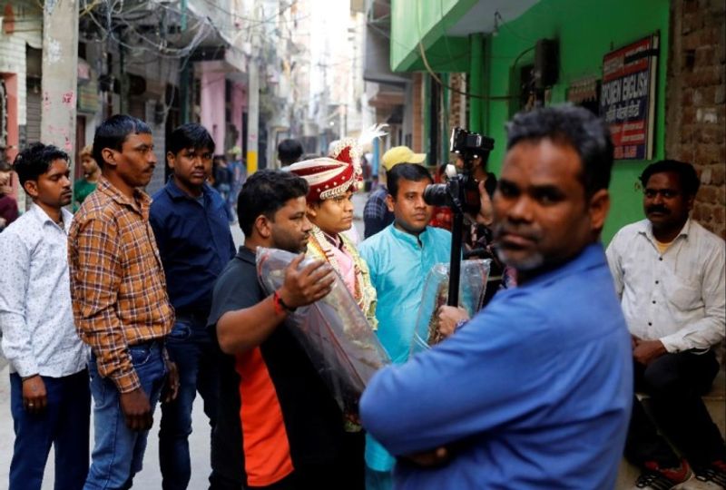 25 फरवरी को सावित्री की शादी थी। लेकिन परिवार के लोग समझ नहीं पा रहे थे घर पर बारात आए तो कैसे? सुरक्षा की जिम्मेदारी कौन लेगा। पूरा इलाका जल रहा है, ऐसे में शादी कैसे करे?