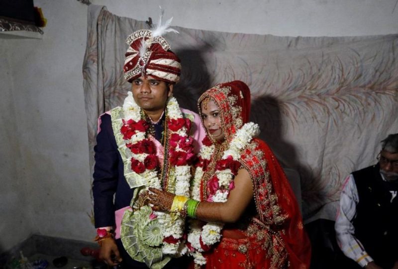 23 साल का सावित्री की हाथों में मेंहदी लगी थी। शादी के मौके पर खुशी की बजाय वह डरी हुई थी। समझ में नहीं आ रहा था कि शादी करे या जान बचाए। पूरा परिवार दहशत में था। चांदबाग का पूरा इलाका जल रहा था।