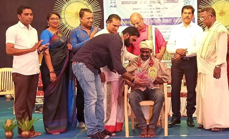 Photo gallery of Kambala buffalo jockey Srinivas Gowda poses to selfie with students