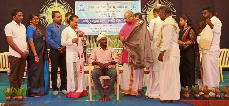 Photo gallery of Kambala buffalo jockey Srinivas Gowda poses to selfie with students