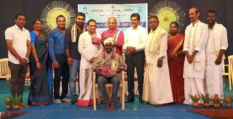 Photo gallery of Kambala buffalo jockey Srinivas Gowda poses to selfie with students
