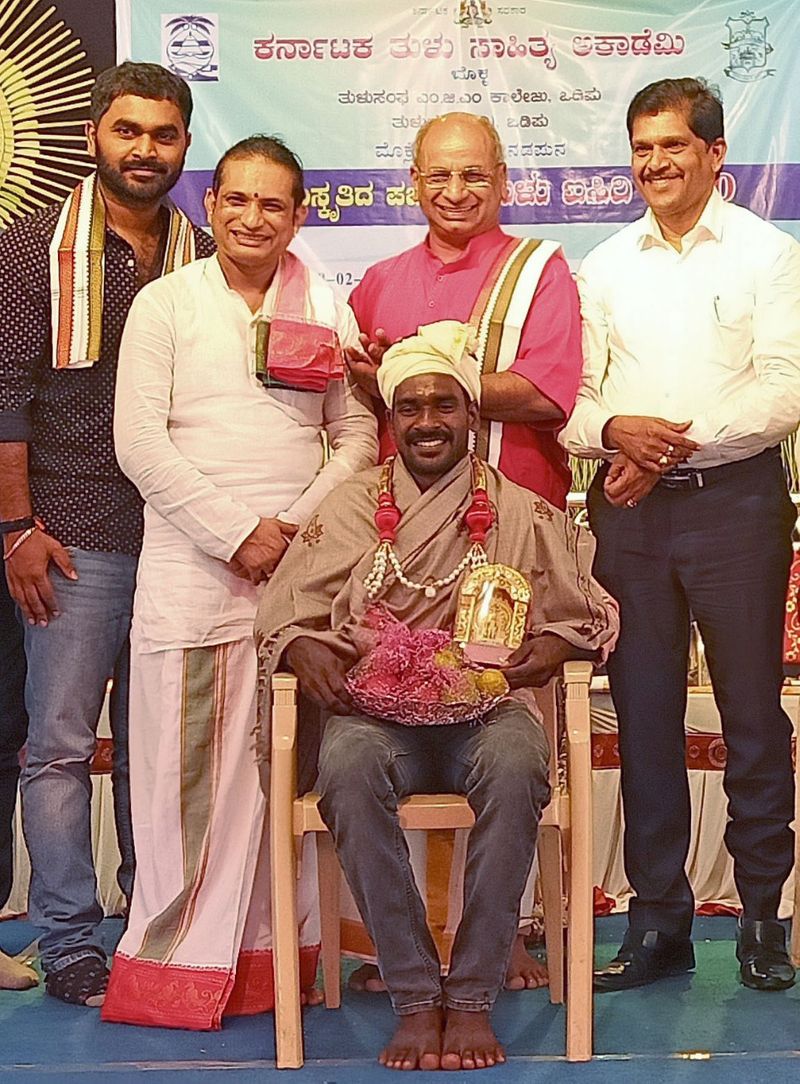 Photo gallery of Kambala buffalo jockey Srinivas Gowda poses to selfie with students