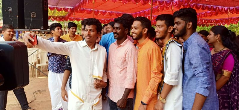 Photo gallery of Kambala buffalo jockey Srinivas Gowda poses to selfie with students
