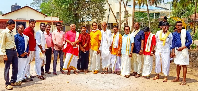 Photo gallery of Kambala buffalo jockey Srinivas Gowda poses to selfie with students