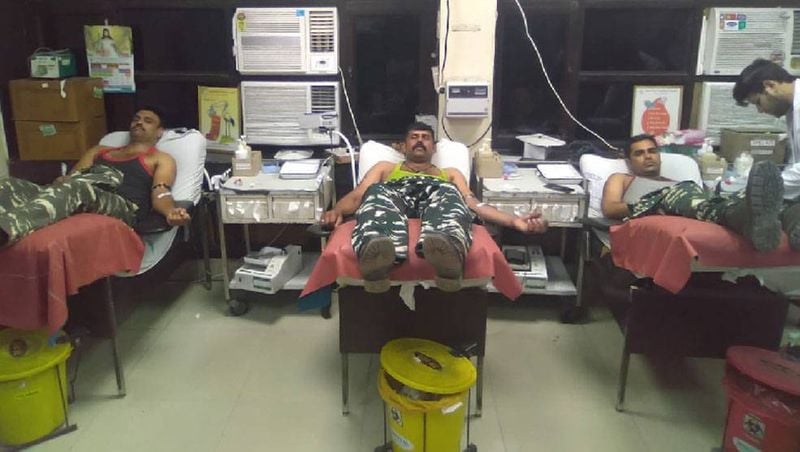 सीएपीएफ के अंतर्गत आने वाले सीआरपीएफ, बीएसएफ, सीआईएसएफ और आईटीबीपी के कर्मियों ने रक्तदान किया है। सीएपीएफ के वरिष्ठ अधिकारी ने बताया कि इसमें सीरआरपीएफ के 500 कर्मी, सीआईएसएफ के 400, बीएसएफ के 350 और आईटीबीपी के 100 सुरक्षाकर्मियों ने ब्लड डोनेट किया है।